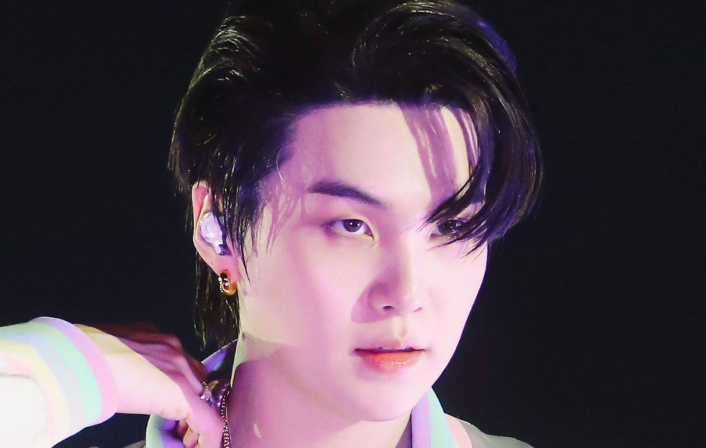 Suga of BTS shows in concert how he likes kissing girls