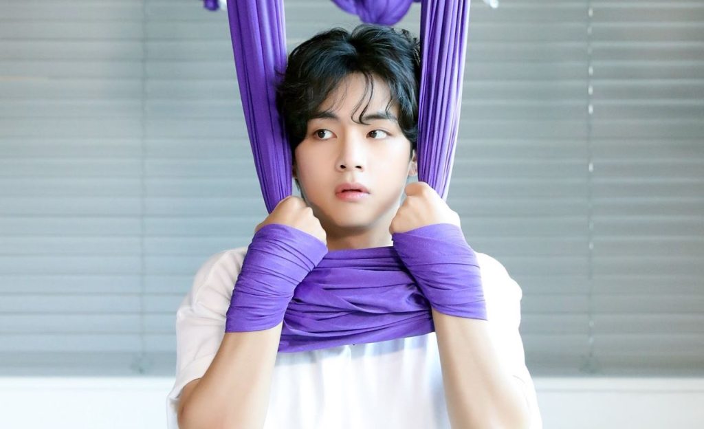 Taehyung gets mad at BTS cameraman for doing his job incorrectly