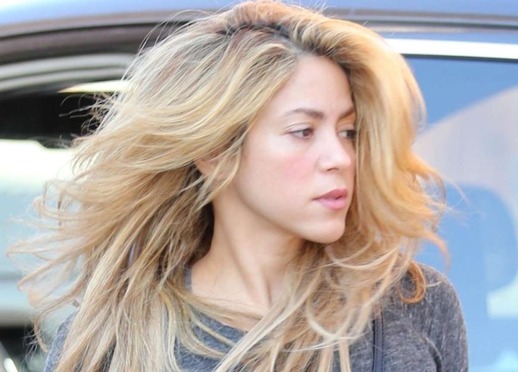 Shakira is still in love with Pique. Apparently she followed him in her car
