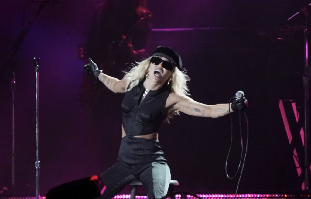 Miley Cyrus suffers anxiety attack in the middle of a concert Miley Cyrus suffers anxiety attack in the middle of a concert