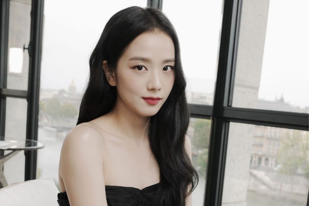 BLACKPINK's Jisoo performs with an injury in the United States