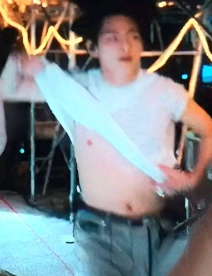 Shirtless photo of Taehyung leaked while changing at a BTS concert Shirtless photo of Taehyung leaked while changing at a BTS concert