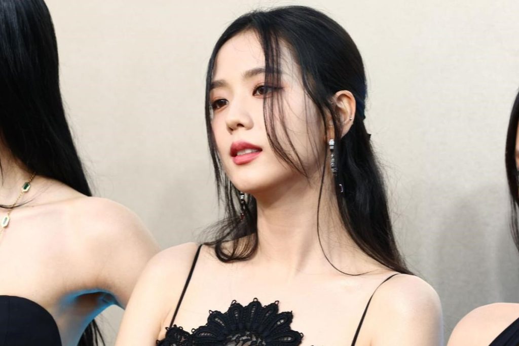 Fans worry about a strange lump on BLACKPINK's Jisoo's neck