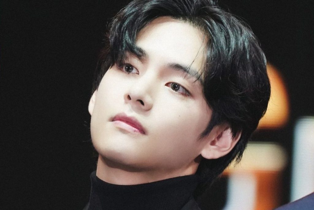 French media reveals a BTS' V staff member trying to sell his schedule