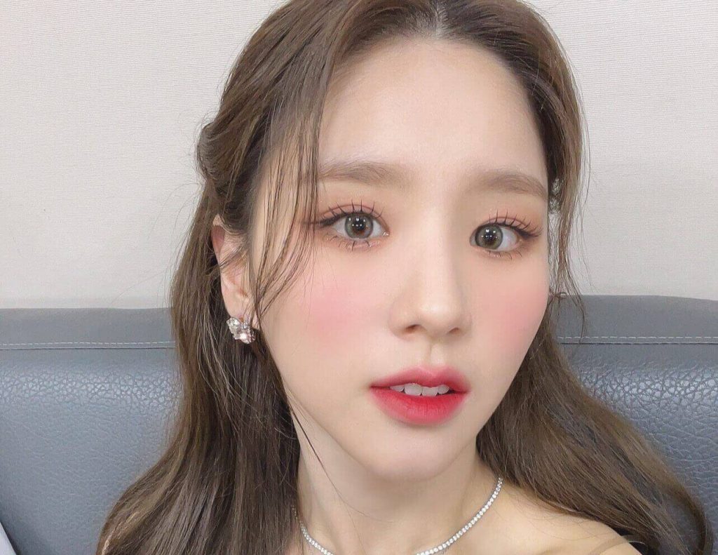 LOONA's Heejin goes viral for her extremely muscular arms in the US