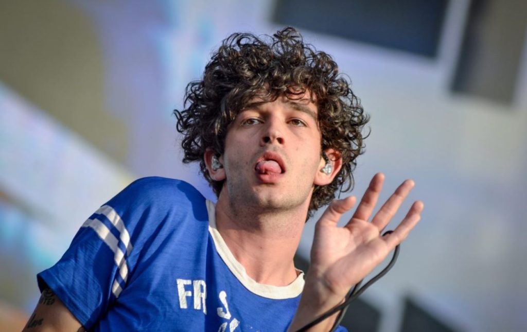 Matt Healy kisses a guy in the middle of The 1975 concert in the United States