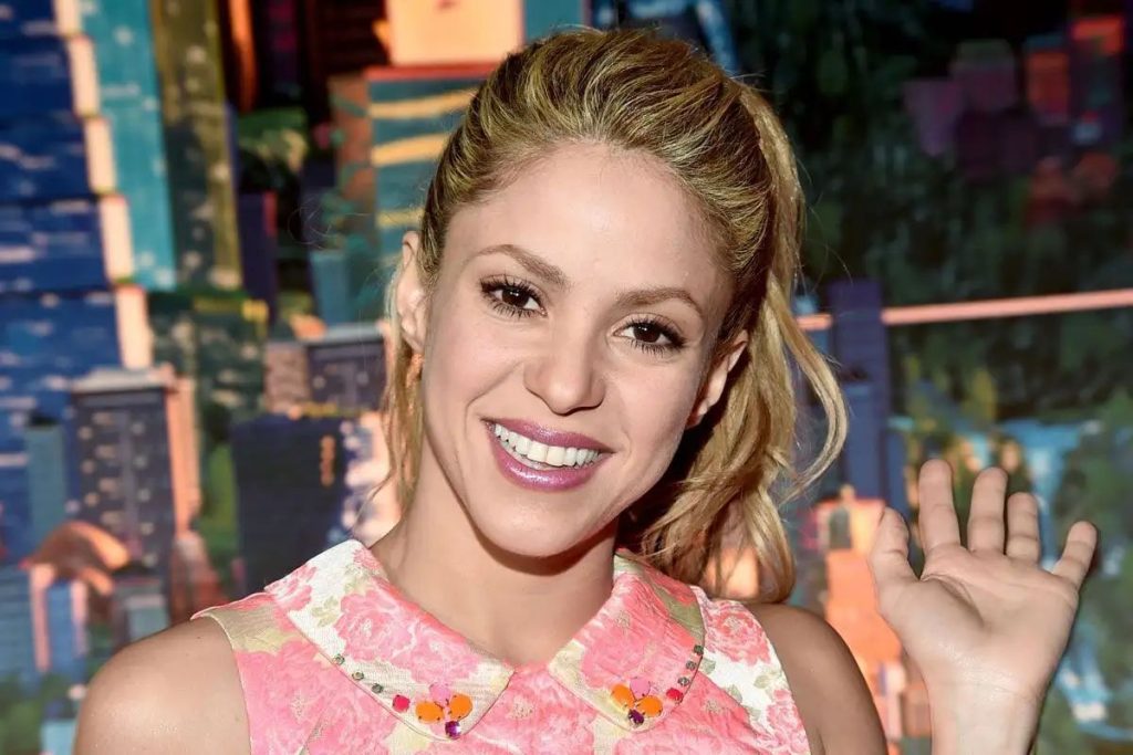 Shakira spotted sexy with mystery man