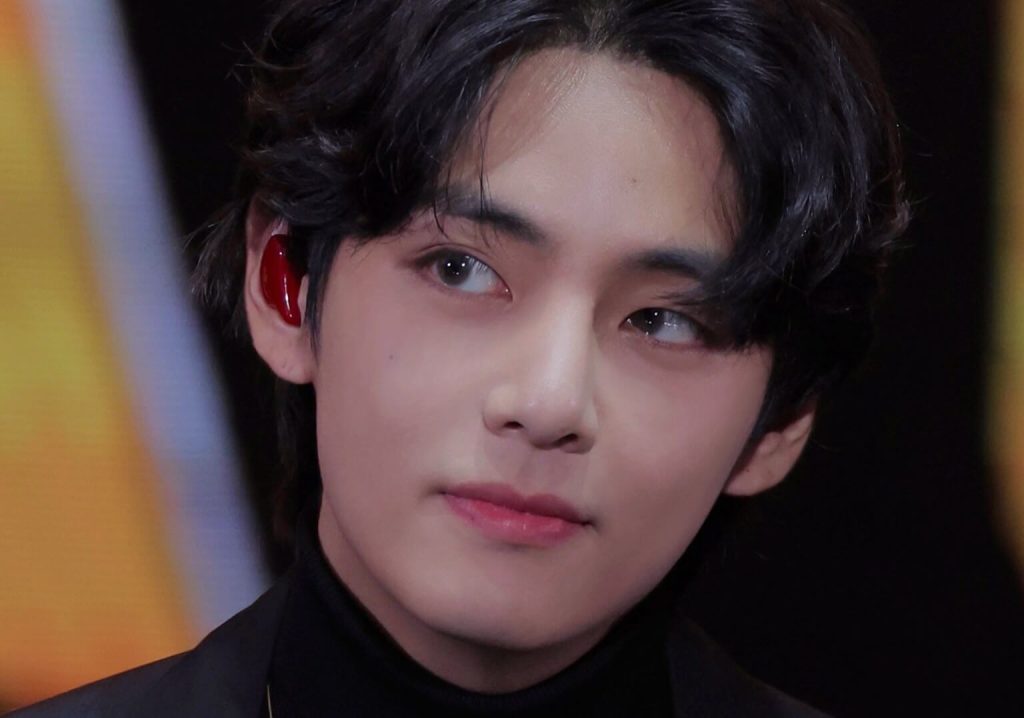 Shirtless photo of Taehyung leaked while changing at a BTS concert