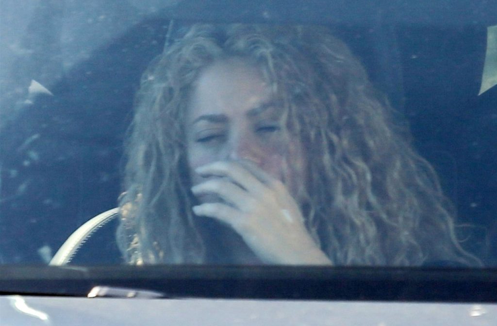Shakira is caught by photographers crying for Pique