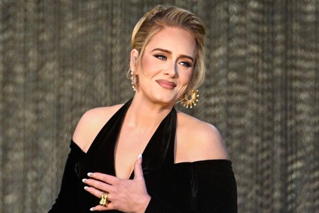 Adele collapses in concert when talking about her divorce