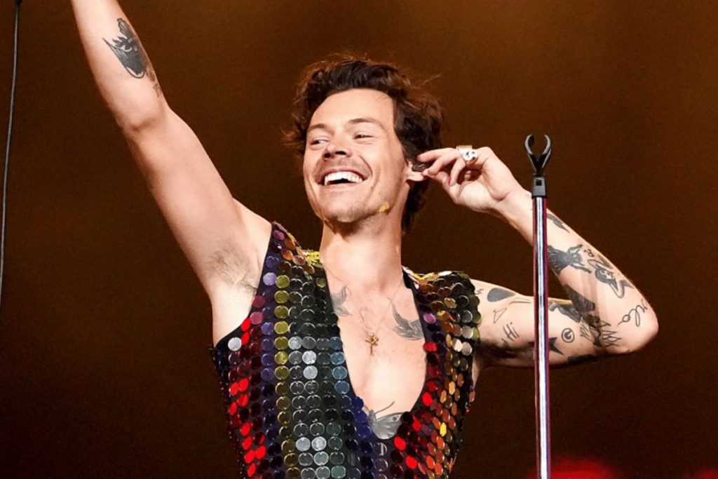 Harry Styles almost exposed his private parts after tearing his pants in concert