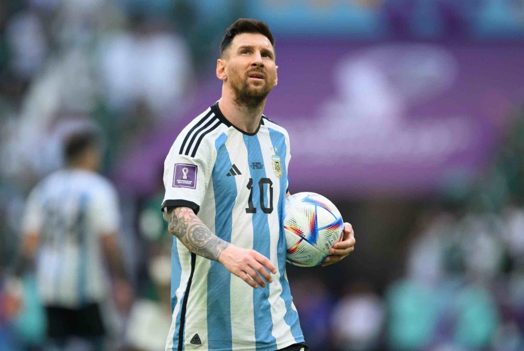 Messi captivates the Internet with cute photos with his trophy
