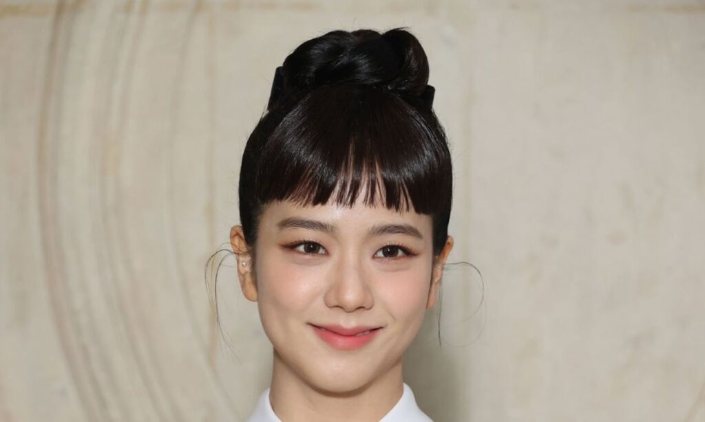 BLACKPINK's Jisoo treated like royalty on her arrival at Paris Fashion Show with DIOR