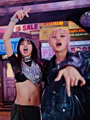 BLACKPINK's Lisa and Rosé demonstrate their sisterly bond with hilarious discussion