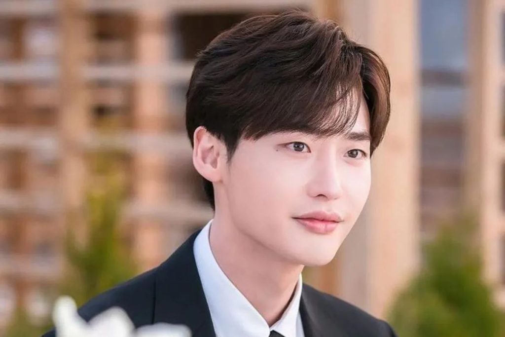 Lee Jong Suk shares heartfelt letter to explain his romance with IU to his fans