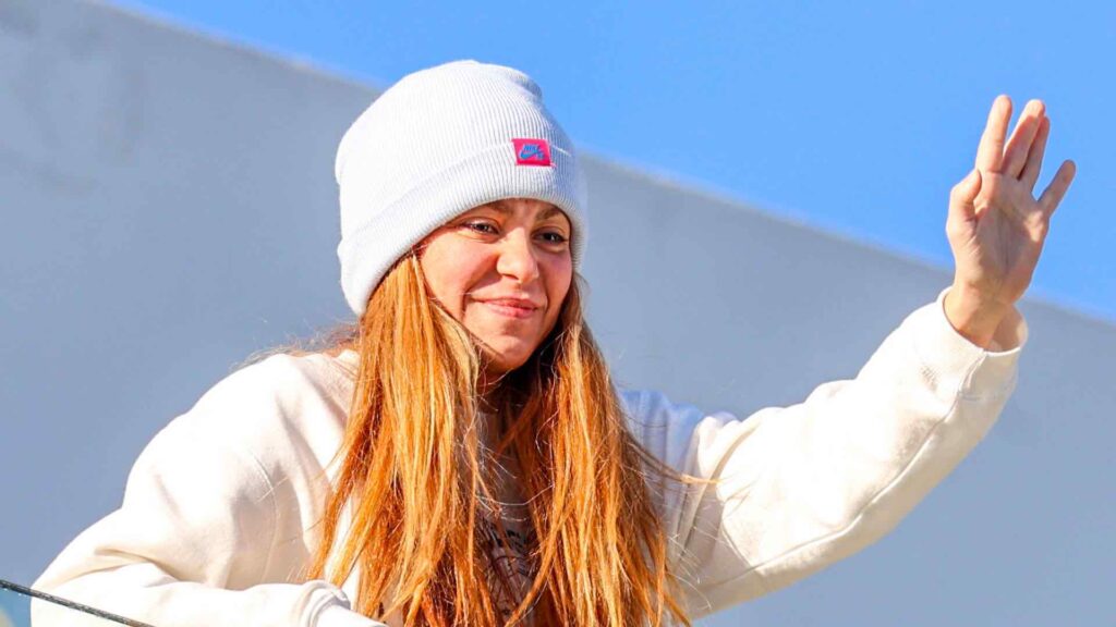 Shakira reappears in public wearing a sweatshirt with a strong message