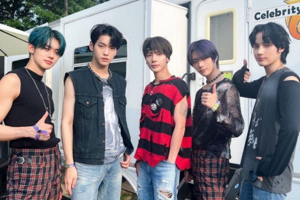 TXT members caught the attention for their 'pantless' performance