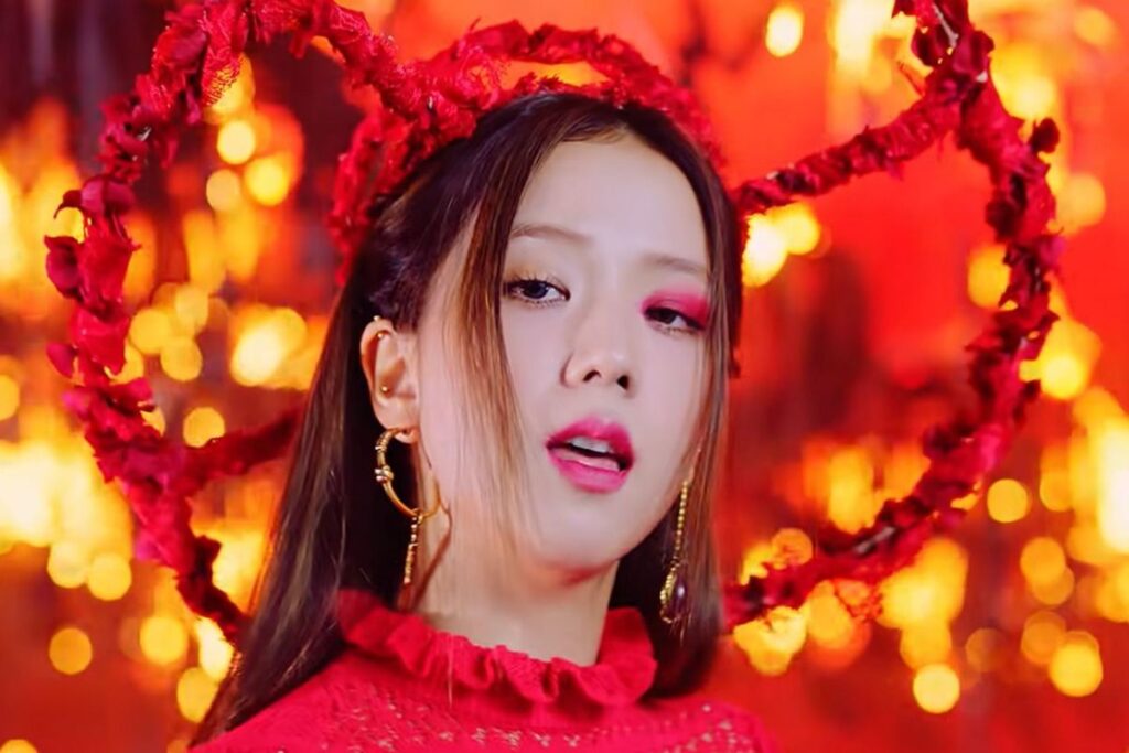 BLACKPINK's Jisoo has been spotted walking with a handsome guy from the U.S.