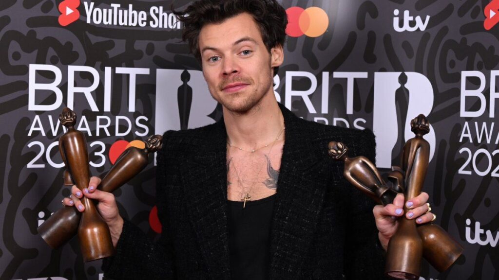 Harry Styles thanks One Direction for great achievement