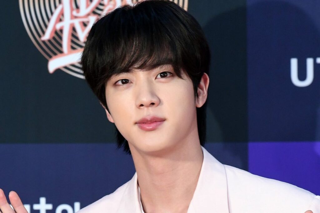 Jin from BTS turns on the alarms and worries after suffering an injury in the military service