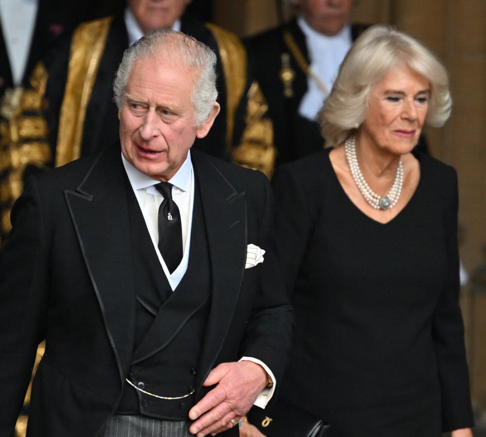King Charles III mocked in the networks after being caught with a broken sock