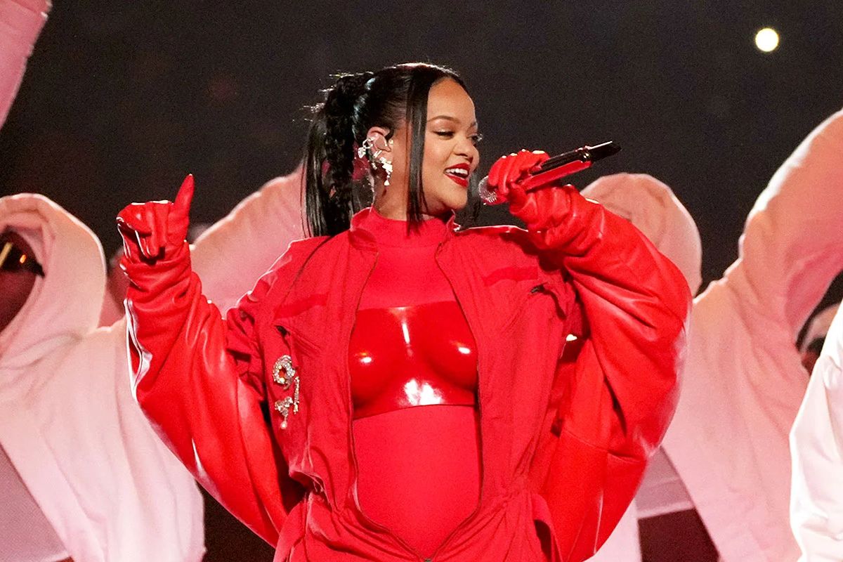 Rihanna returns to the stage triumphant - and pregnant - for Super Bowl  halftime show