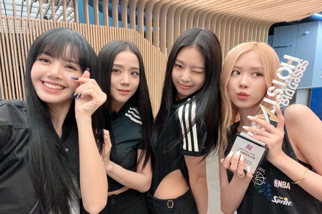 Coachella festival is close and the BLACKPINK members do not waste their time