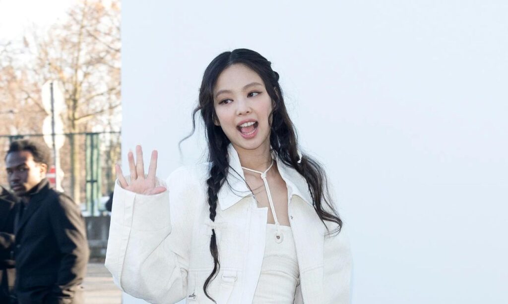 Jennie Kim of BLACKPINK made out with a girl in the United States