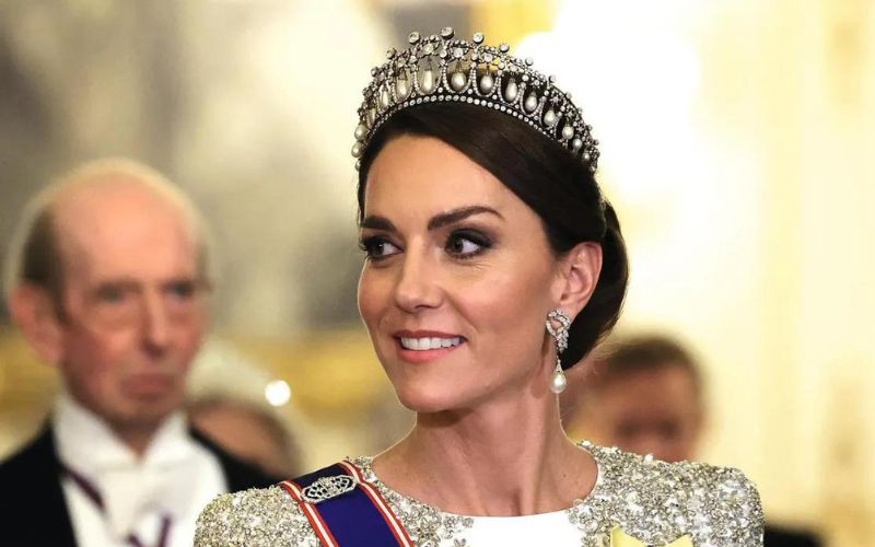 Kate Middleton abandoned the Royal Family because she was overwhelmed