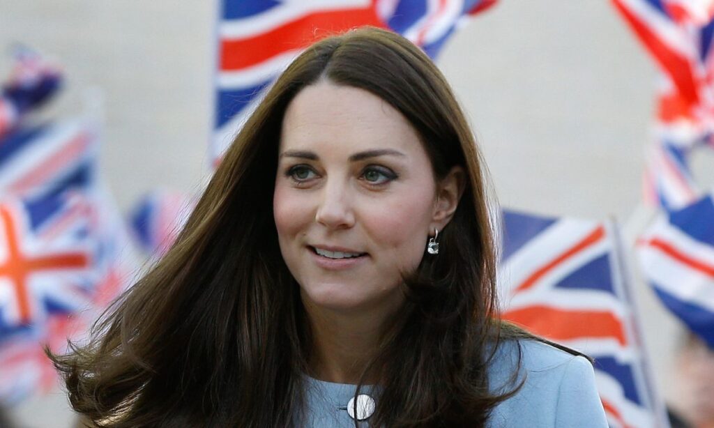 Kate Middleton poses with her children in new portrait without Prince William