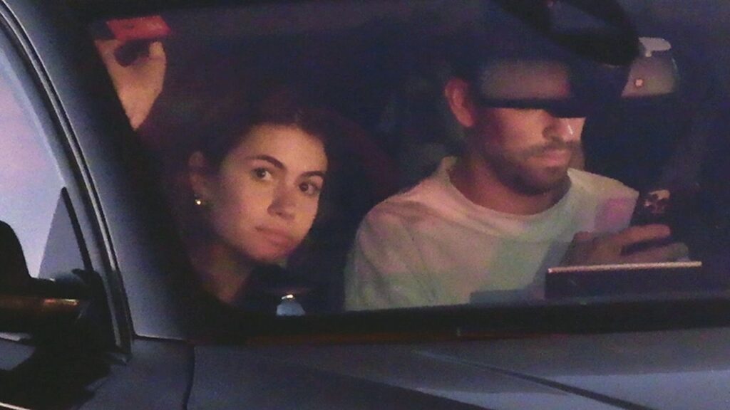 Piqué and Clara Chía attack paparazzi following them