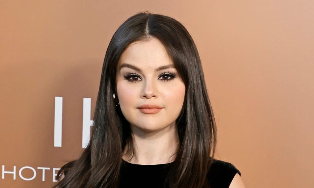 Selena Gomez surprises with her natural face in new free-makeup photos