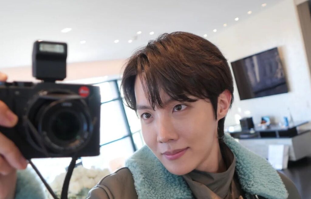 1rst photos of BTS' J-Hope wearing military outfit in the military surfaced