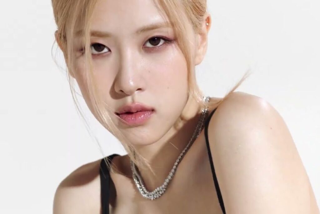 BLACKPINK’s Rosé captivates her fans with a stunning new look