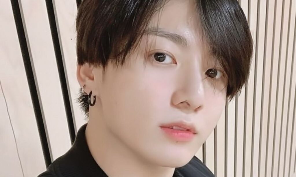 BTS' Jeon Jungkook folded his underwear in the middle of a live transmission