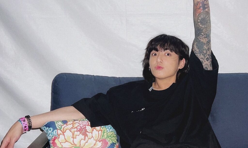 Jeon Jungkook of BTS was caught kissing with a girl (PHOTOS)