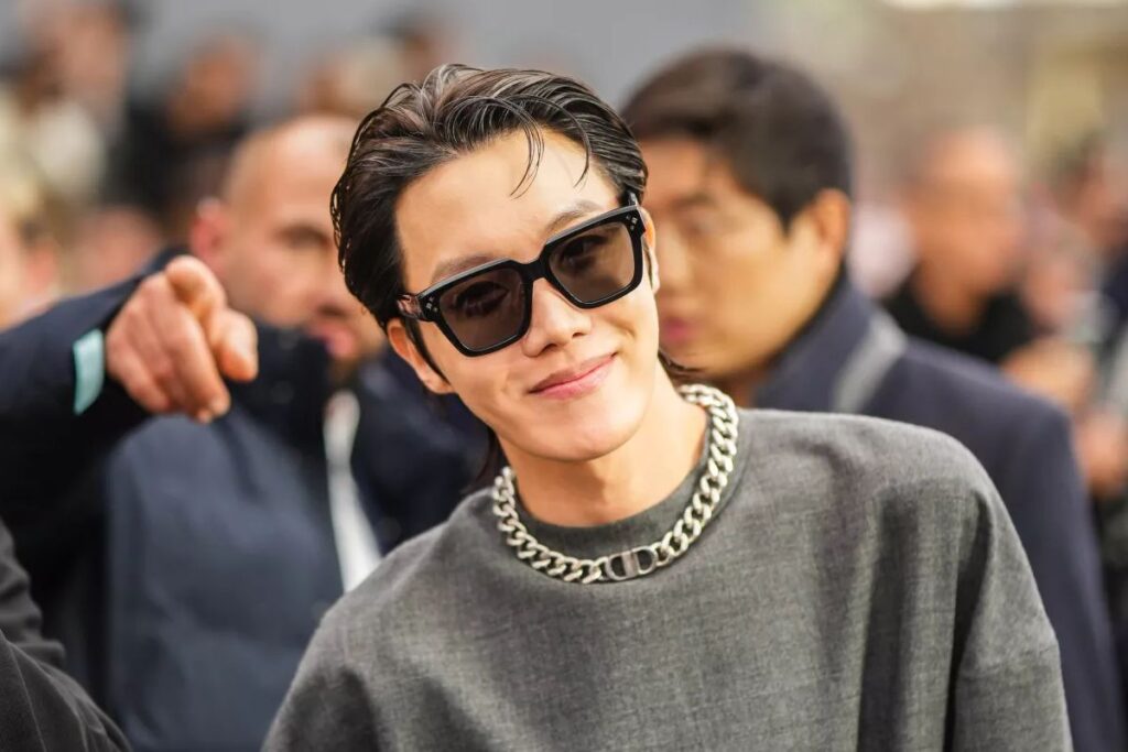 BTS' J-Hope posts new photos in his military service uniform