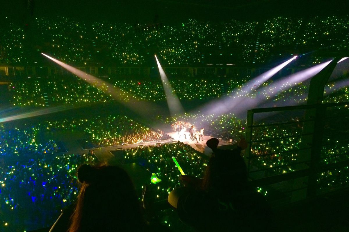 Jackson Wang causes controversy by not allowing GOT7 lightsticks at his concerts