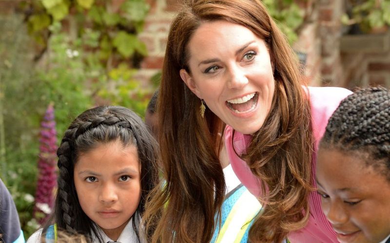 Kate Middleton’s heartwarming moment with a group of children in London Kate Middleton’s heartwarming moment with a group of children in London