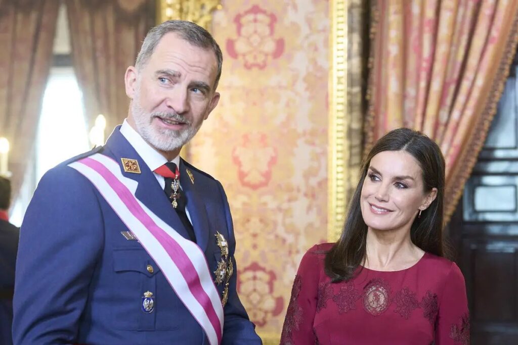 King Felipe VI once again has a discussion with Queen Letizia