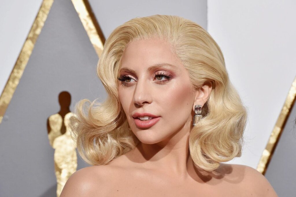 Lady Gaga shocks fans with her new look and is criticized for her apparent plastic surgeries