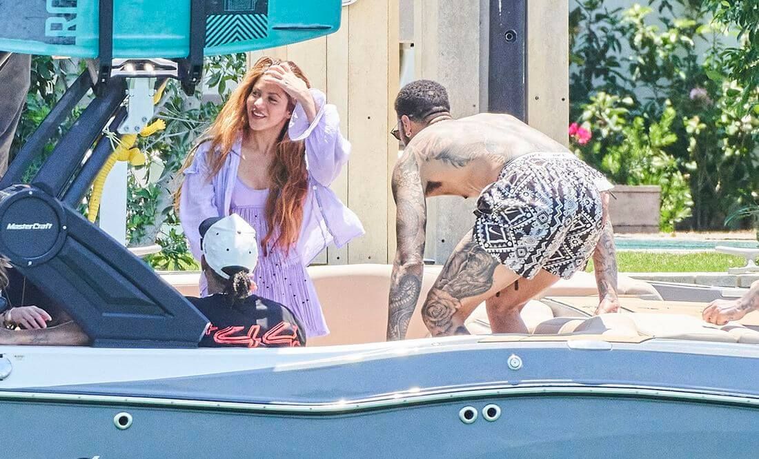 Shakira and Lewis Hamilton go out together again and go on a yacht ride Shakira and Lewis Hamilton go out together again and go on a yacht ride