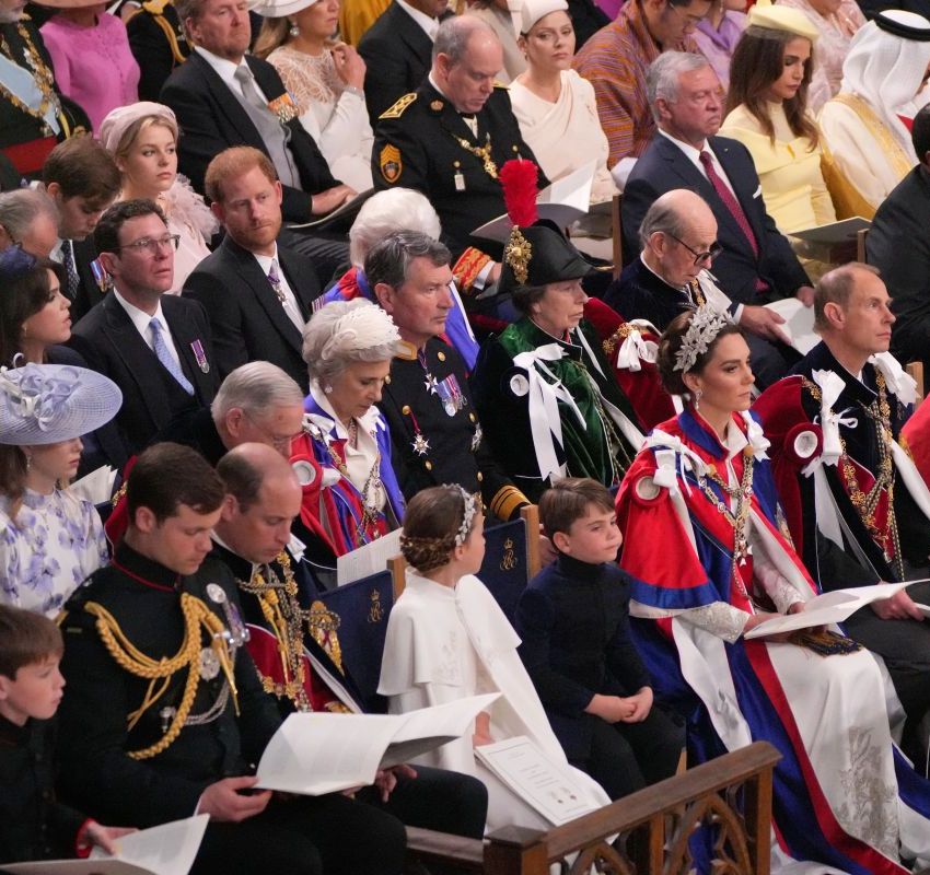 The strange look Prince Harry gave Prince William and Kate Middleton causes concern