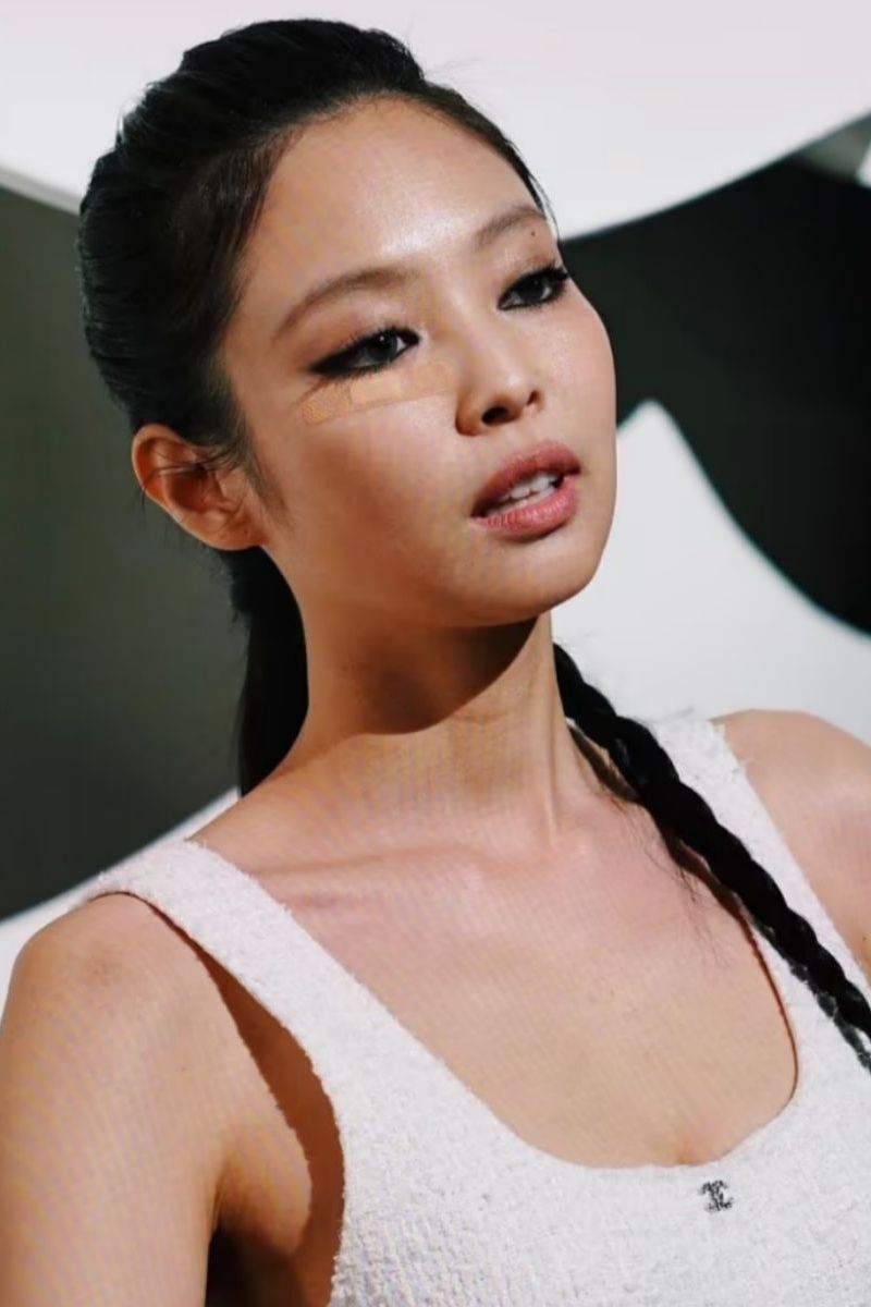 BLACKPINK's Jennie worries after appearing with a scar on her face