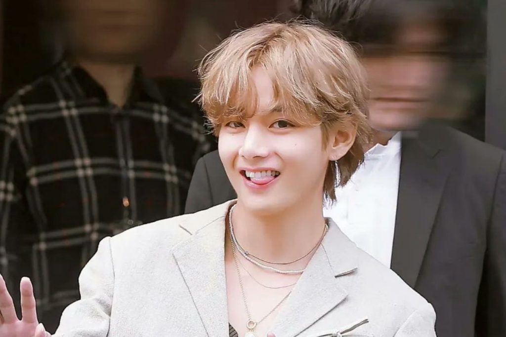 BTS' Taehyung appears singing along with a beautiful woman