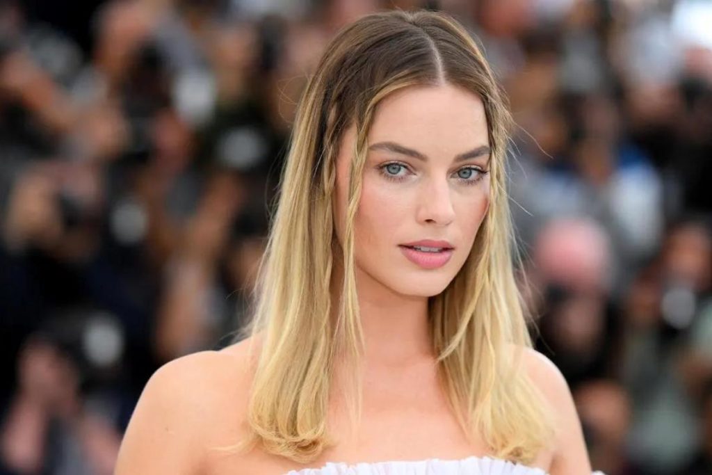 Margot Robbie reveals the famous Barbie’s Dreamhouse from the set of the movie