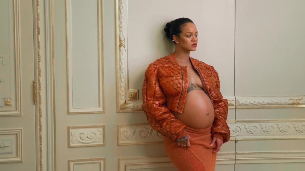 Rihanna sets trends in outfits for pregnant women