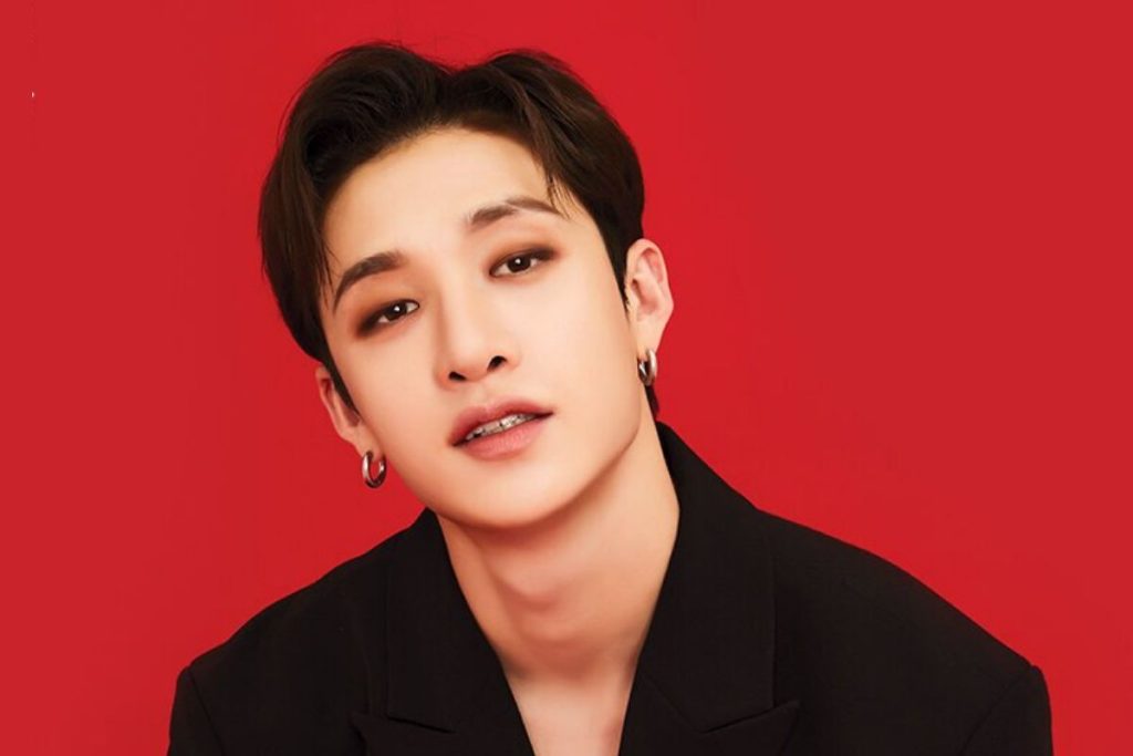 Stray Kids' Bang Chan drove his fans crazy by putting on an innocent necklace in the sexiest way