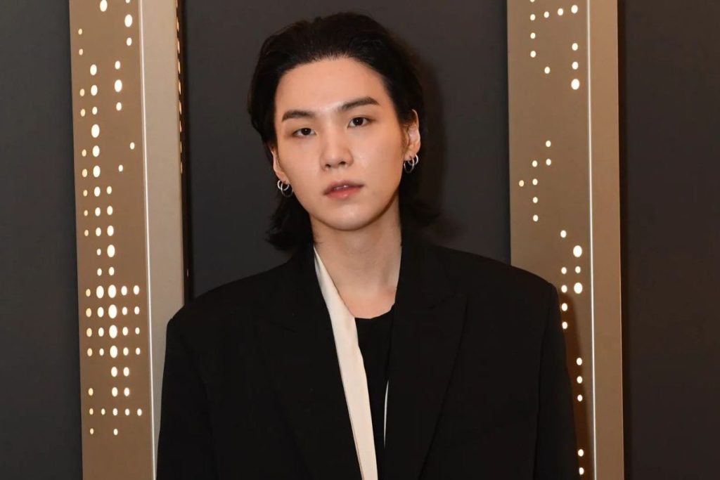 Suga pays tribute to BTS members with traditional group ritual