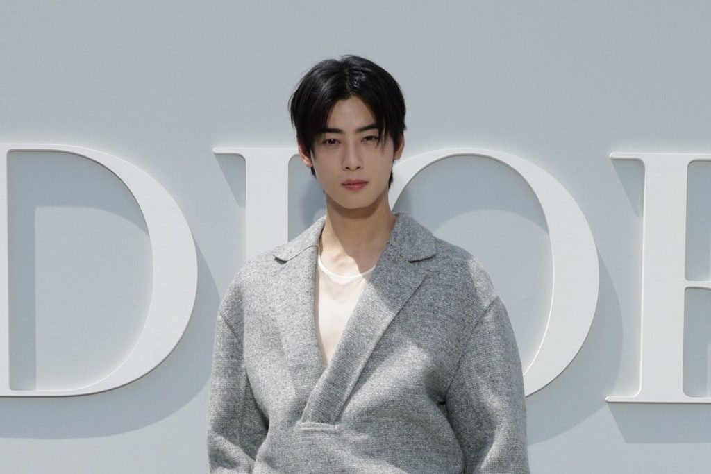 ASTRO's Cha Eunwoo is so handsome that he went viral even for eating ice cream